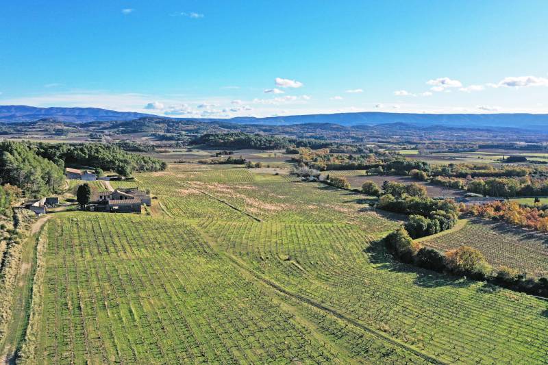 A vendre, domaine viticole sur 73 hectares au cœur du triangle d'or du Luberon accroché aux pentes des Monts du Vaucluse.