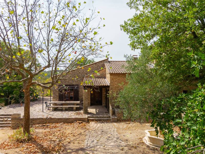 Cabrières d'Avignon, dans un environnement calme et préservé, propriété en pierres sur un parc clos de 5000 m²