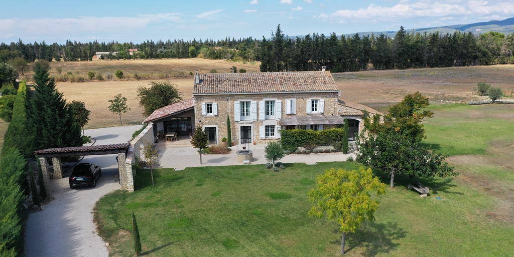 Au pied du Luberon, superbe mas entièrement rénové   