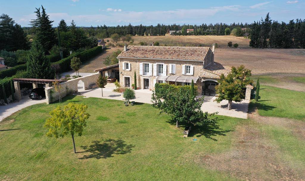 Au pied du Luberon, superbe mas entièrement rénové   