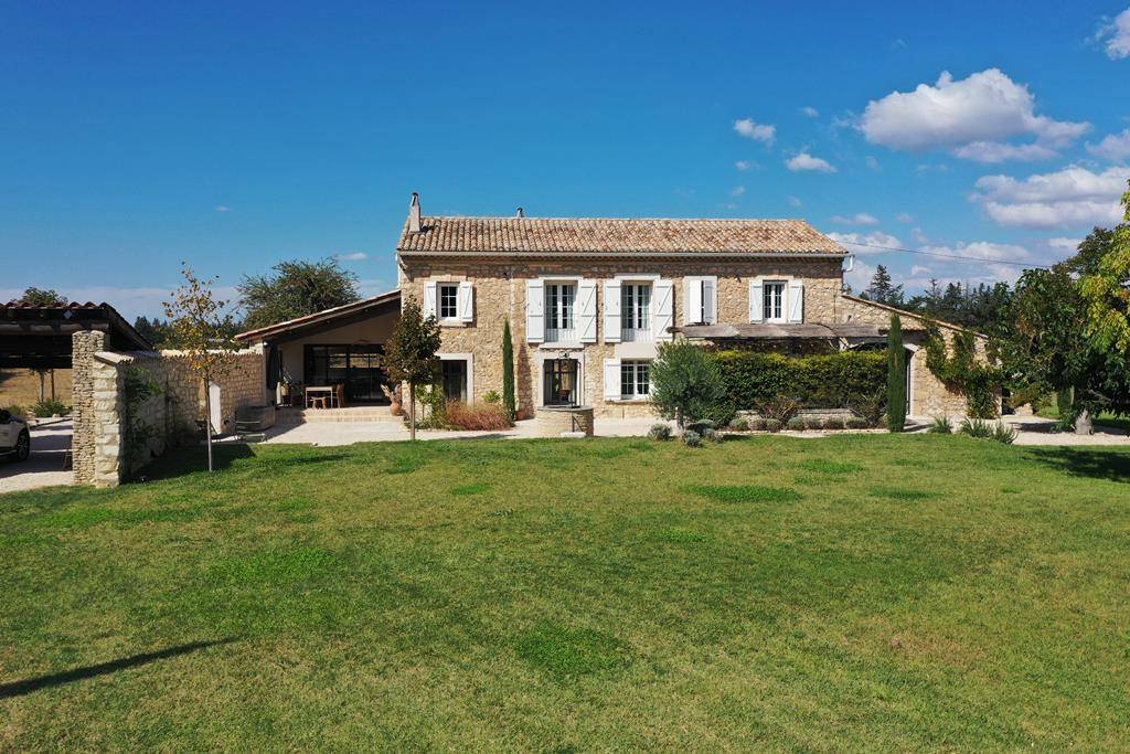 Au pied du Luberon, superbe mas entièrement rénové   
