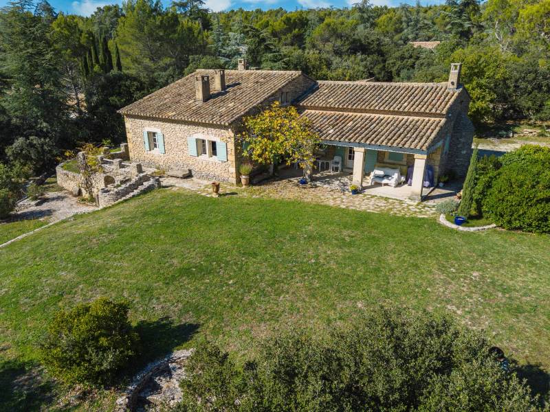 A la vente, Cabrières-d’Avignon, maison en pierres en position dominante avec terrain paysagé offrant de belles vues sur le Luberon.