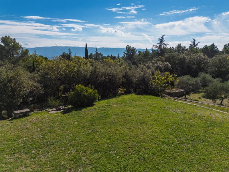 A la vente, Cabrières-d’Avignon, maison en pierres en position dominante avec terrain paysagé offrant de belles vues sur le Luberon.