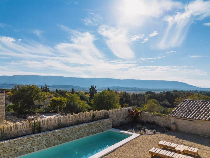 A la vente : dans un hameau de Gordes, ancienne bergerie rénovée avec jardin, bassin de nage et terrasse bénéficiant d'une vue sur le Luberon.