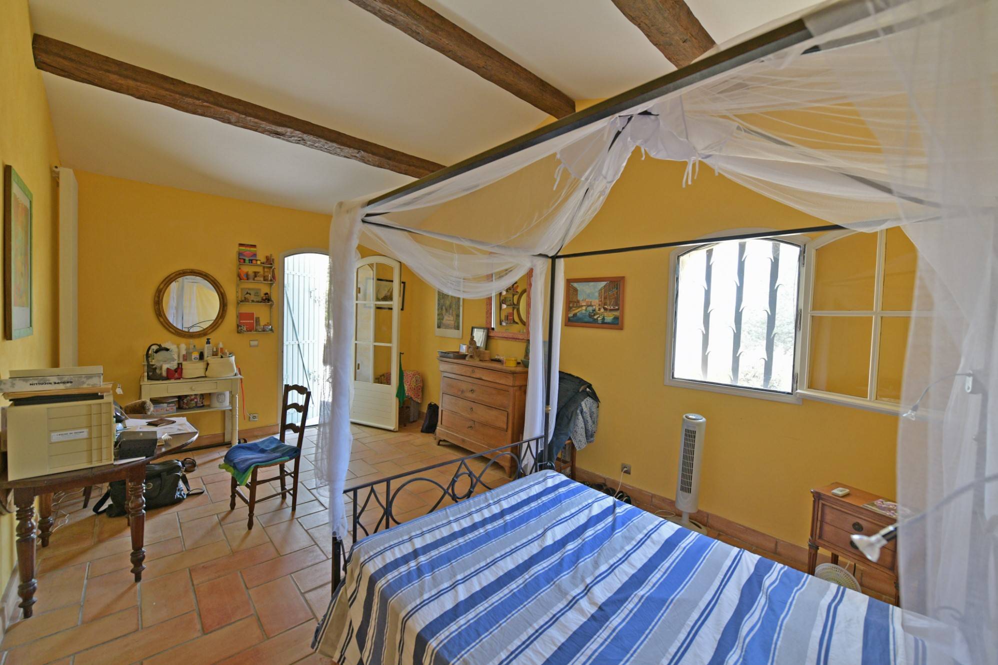 Exclusivité proche Gordes : bastide moderne en bordure de village   