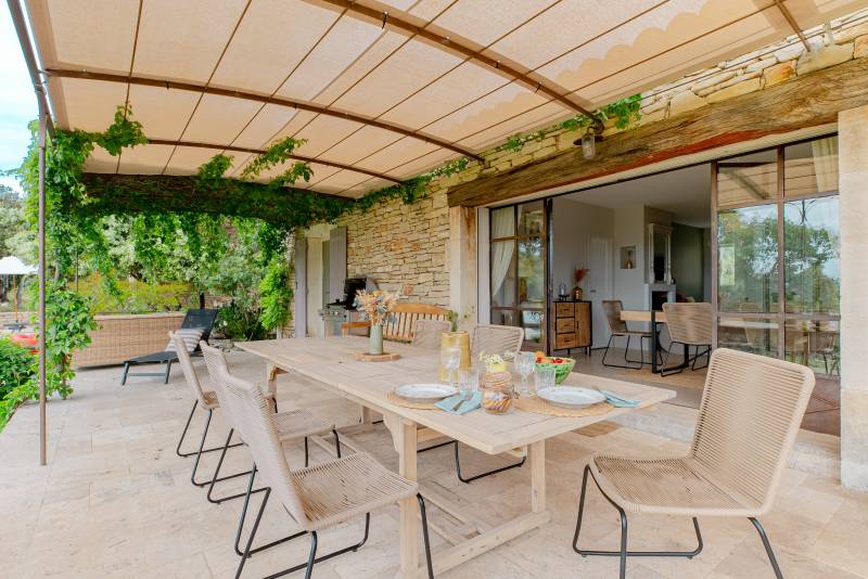 Sur les hauteurs de Gordes, à vendre, propriété de 8 500 m² avec deux maisons indépendantes et piscine.