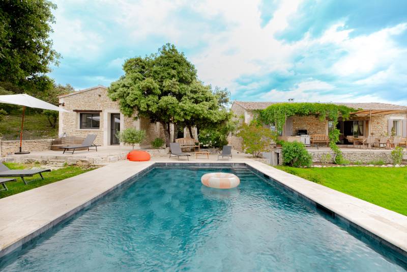 Sur les hauteurs de Gordes, à vendre, propriété de 8 500 m² avec deux maisons indépendantes et piscine.