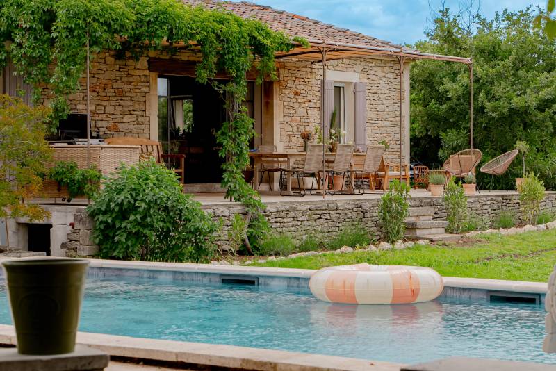 Sur les hauteurs de Gordes, à vendre, propriété de 8 500 m² avec deux maisons indépendantes et piscine.
