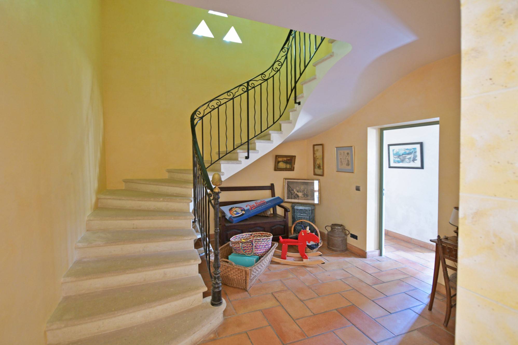 Exclusivité proche Gordes : bastide moderne en bordure de village   