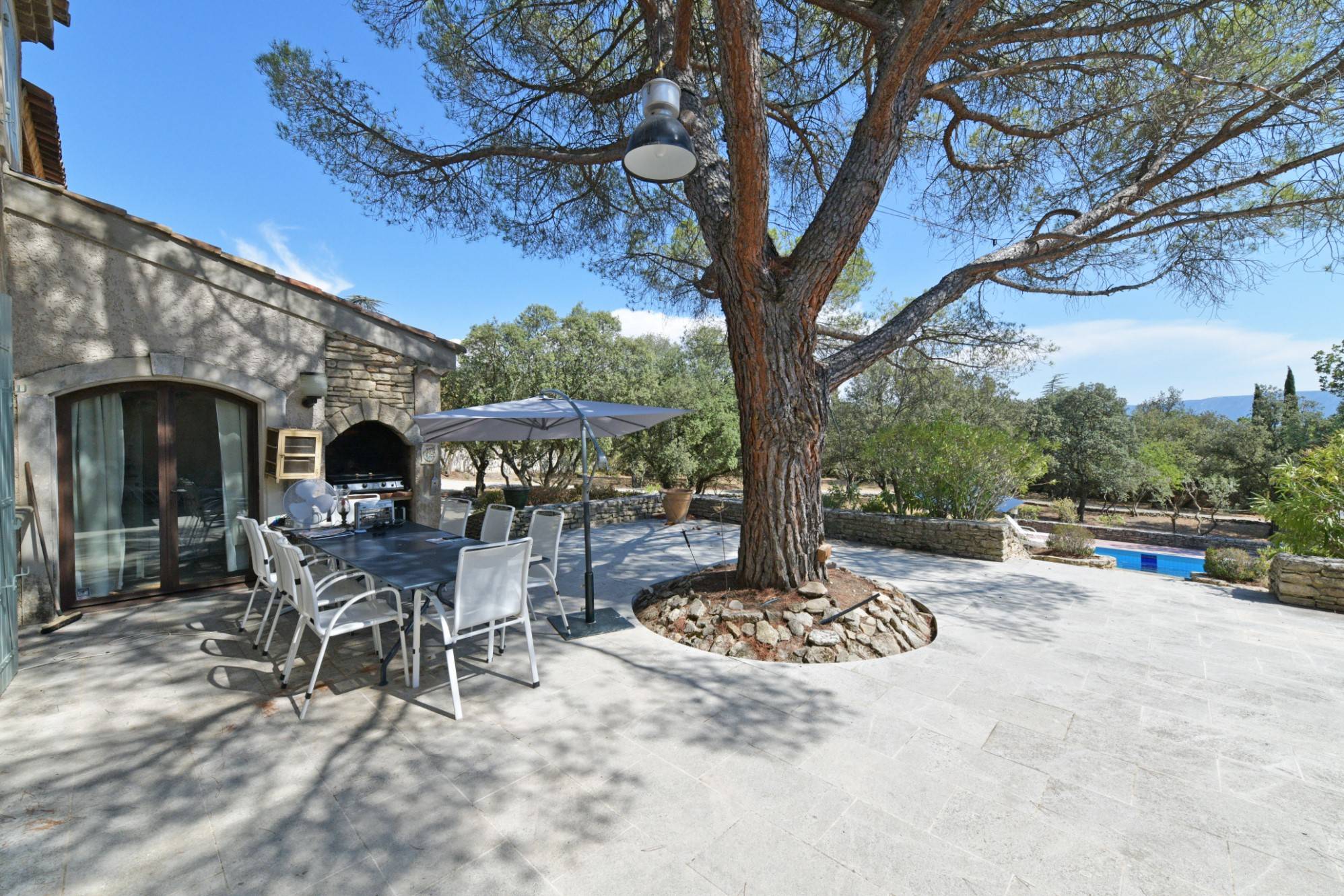 Exclusivité proche Gordes : bastide moderne en bordure de village   