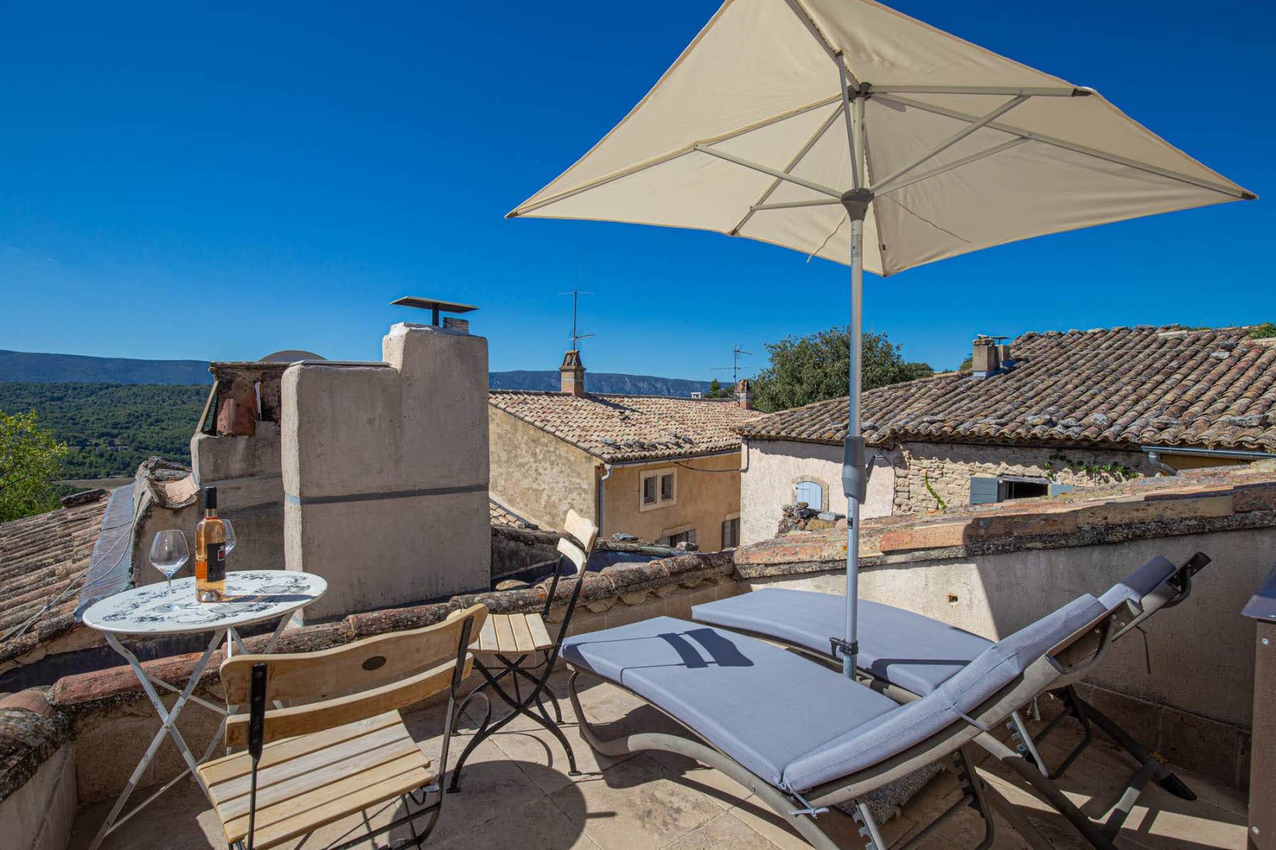 Maison de village avec terrasse panoramique à Goult.