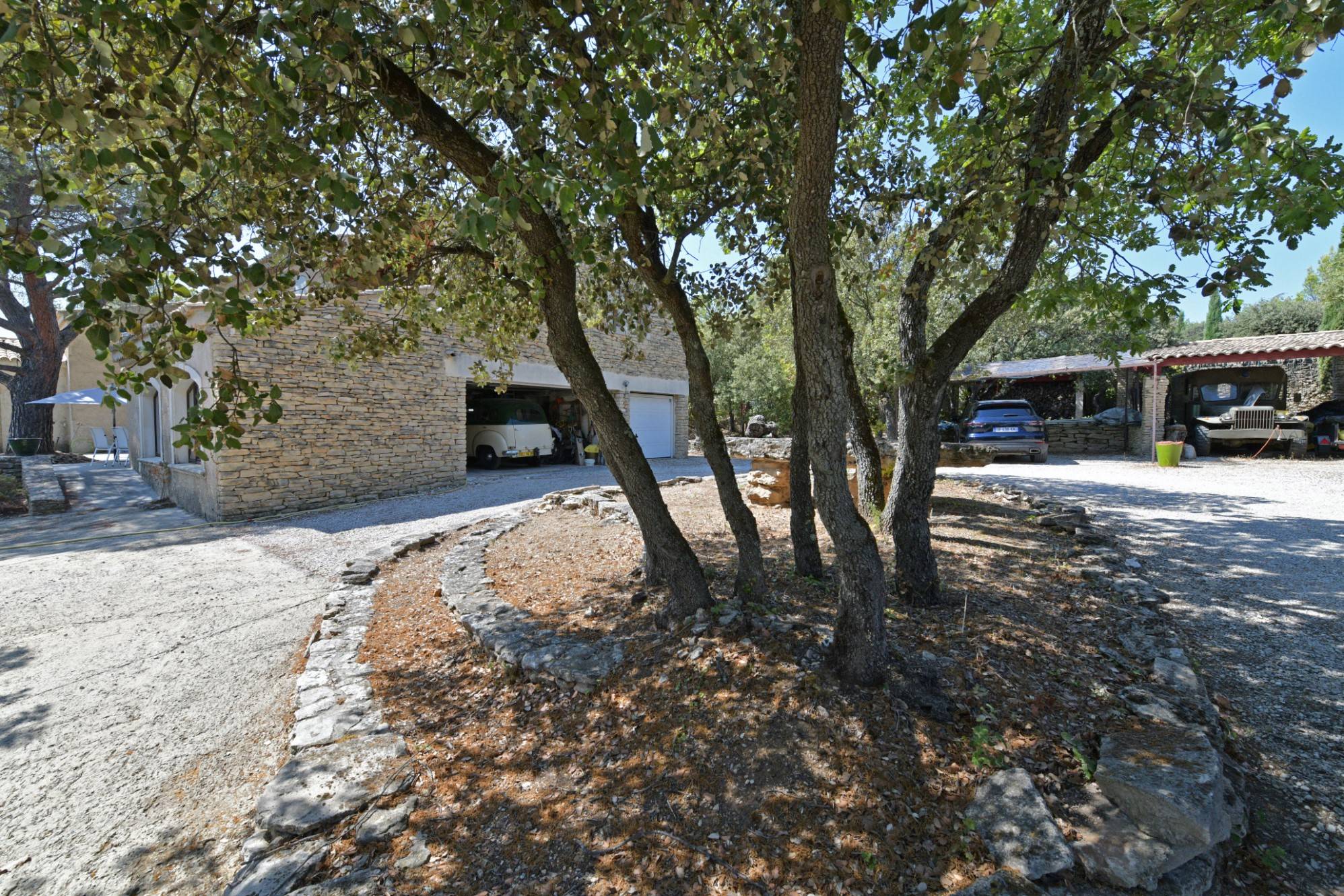 Exclusivité proche Gordes : bastide moderne en bordure de village   