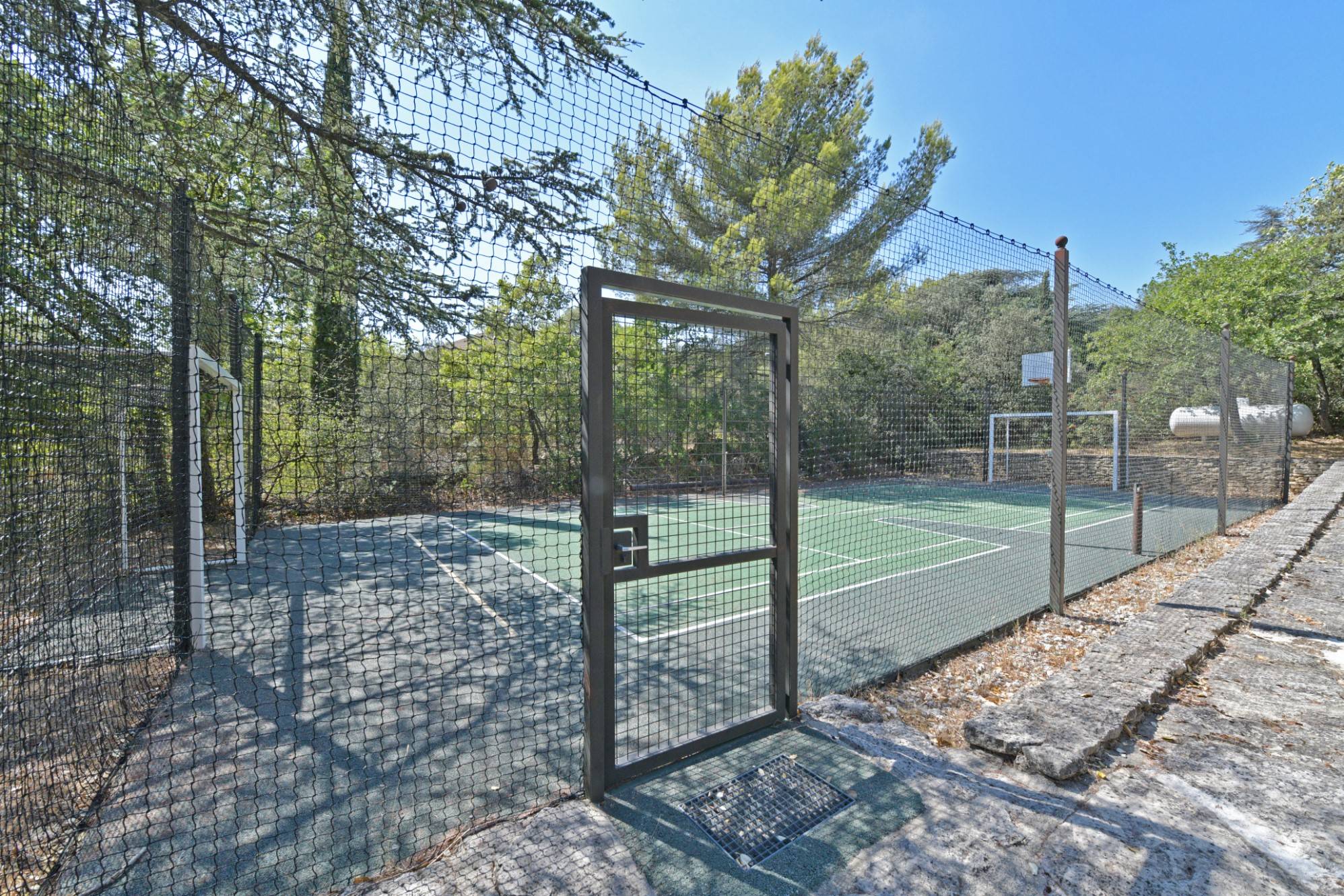 Exclusivité proche Gordes : bastide moderne en bordure de village   