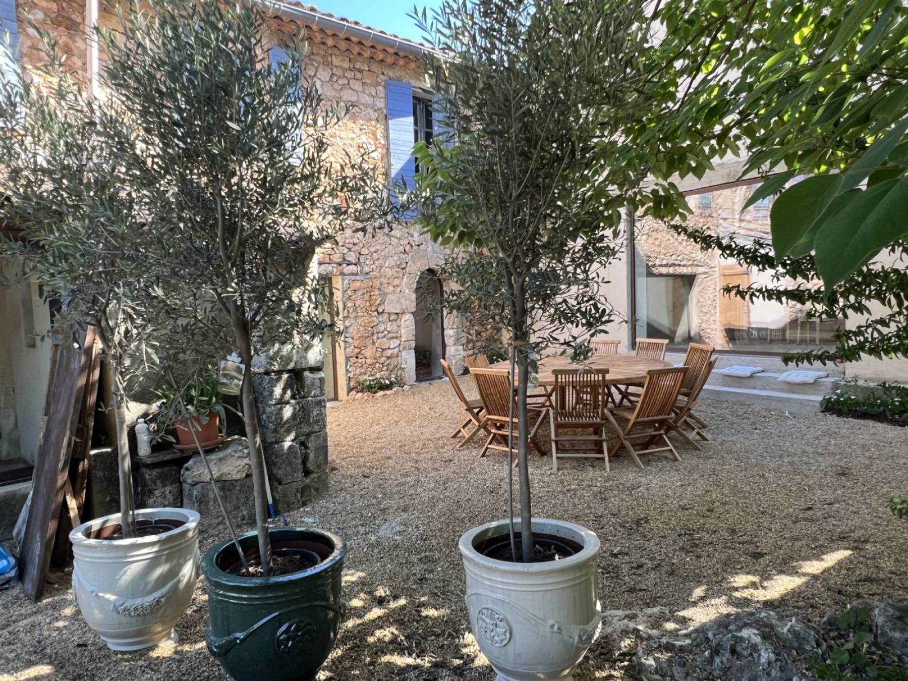 Propriété aux volumes généreux avec piscine, face au Luberon   