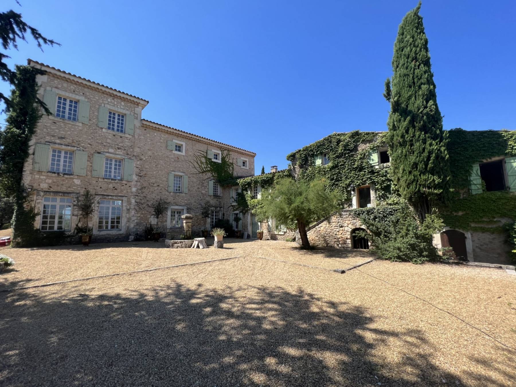 Propriété aux volumes généreux avec piscine, face au Luberon   