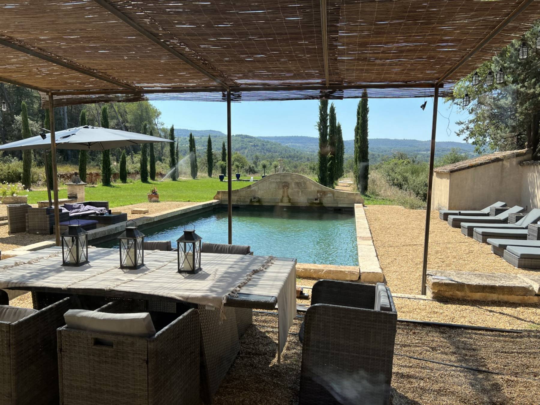 Propriété aux volumes généreux avec piscine, face au Luberon   