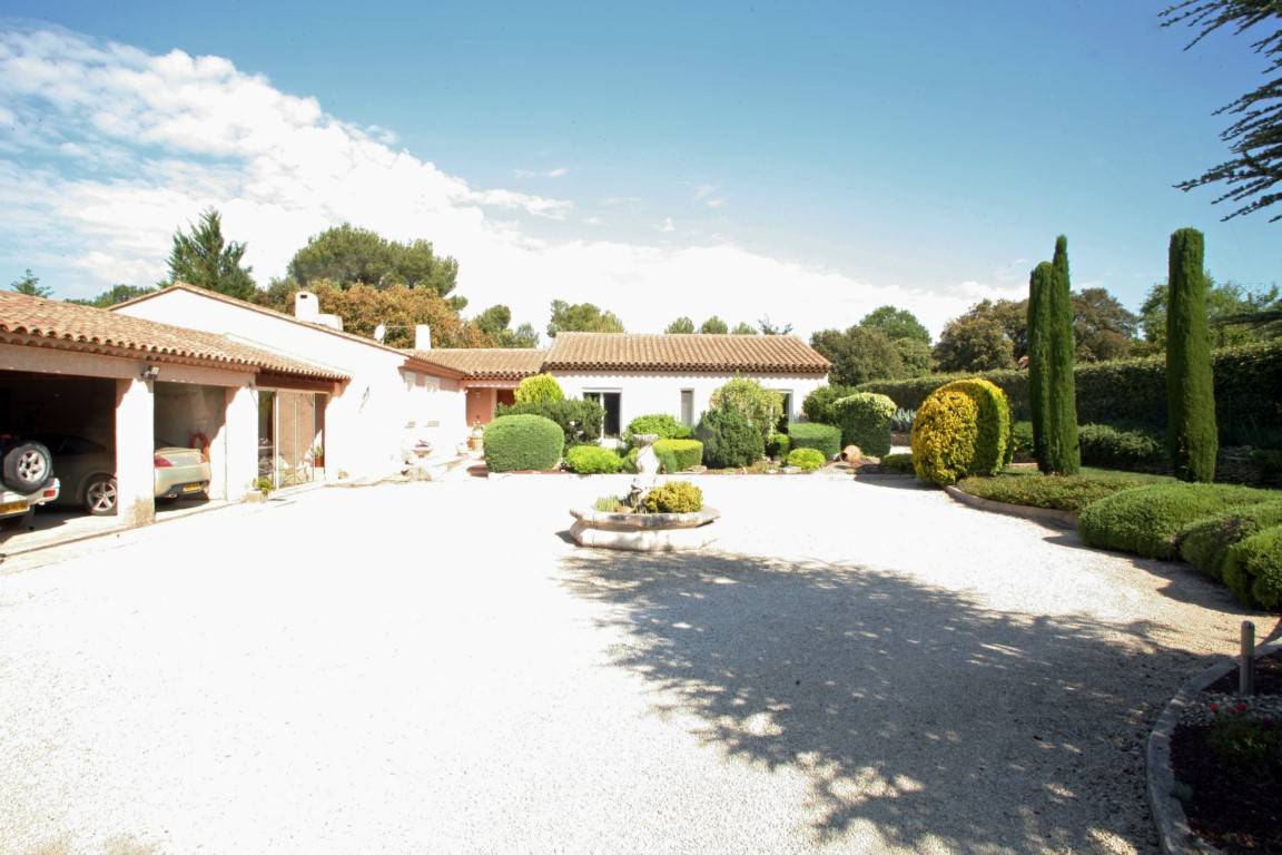 l'Isle-sur-la-Sorgue, grande maison au calme avec piscine et vue sur les Alpilles   