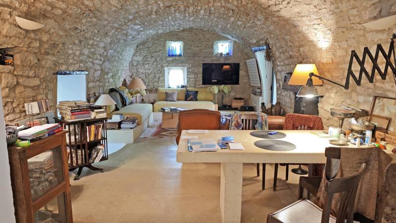 À Gordes, maison de hameau ancienne au charme sûr, avec une piscine et annexe, au calme absolu.