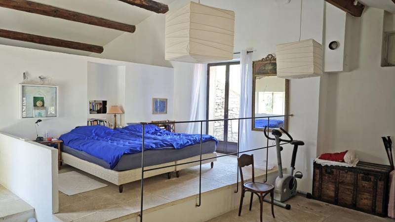 À Gordes, maison de hameau ancienne au charme sûr, avec une piscine et annexe, au calme absolu.