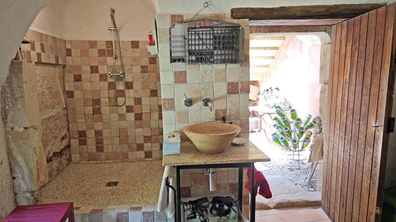 À Gordes, maison de hameau ancienne au charme sûr, avec une piscine et annexe, au calme absolu.
