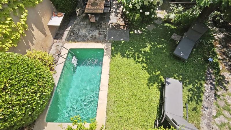 À Gordes, maison de hameau ancienne au charme sûr, avec une piscine et annexe, au calme absolu.