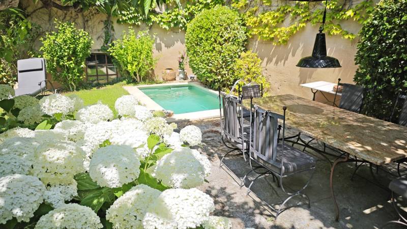 Maison de hameau à Gordes avec piscine et jardin