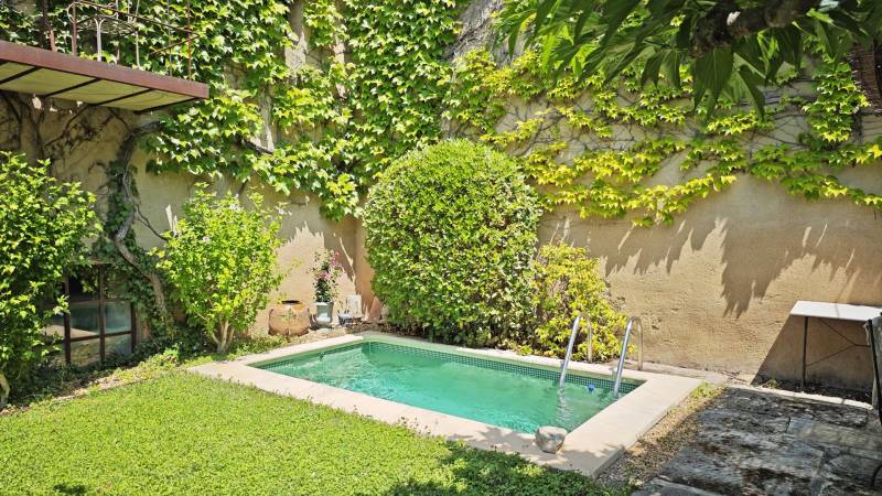 À Gordes, maison de hameau ancienne au charme sûr, avec une piscine et annexe, au calme absolu.