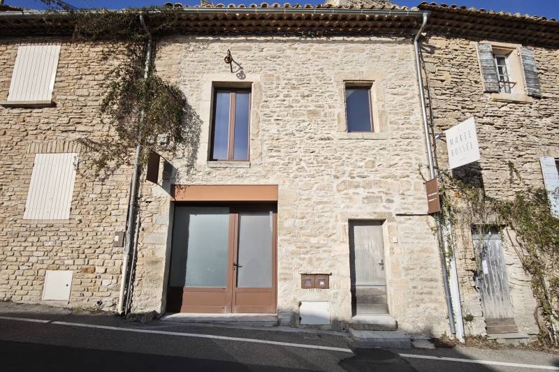 Dans le village de Gordes, à vendre maison de caractère avec vue exceptionnelle à usage d'habitation et/ou de commerce.