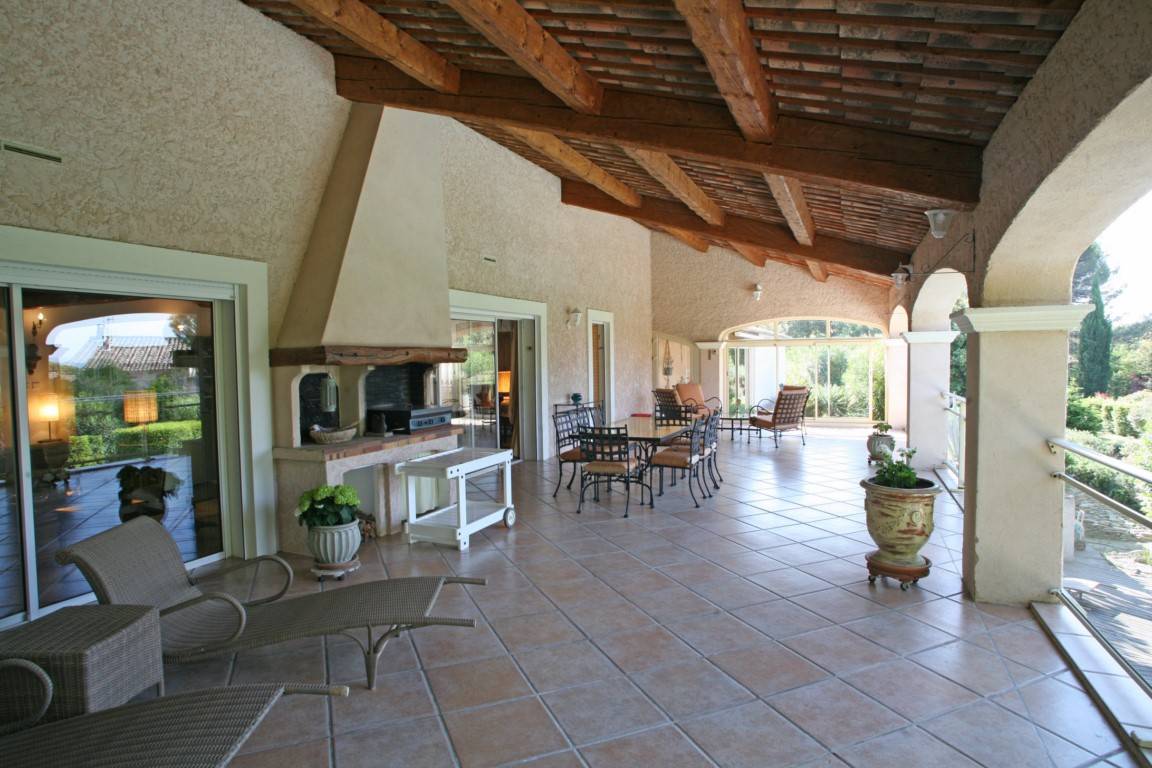 l'Isle-sur-la-Sorgue, grande maison au calme avec piscine et vue sur les Alpilles   