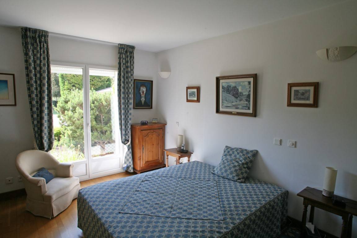 l'Isle-sur-la-Sorgue, grande maison au calme avec piscine et vue sur les Alpilles   