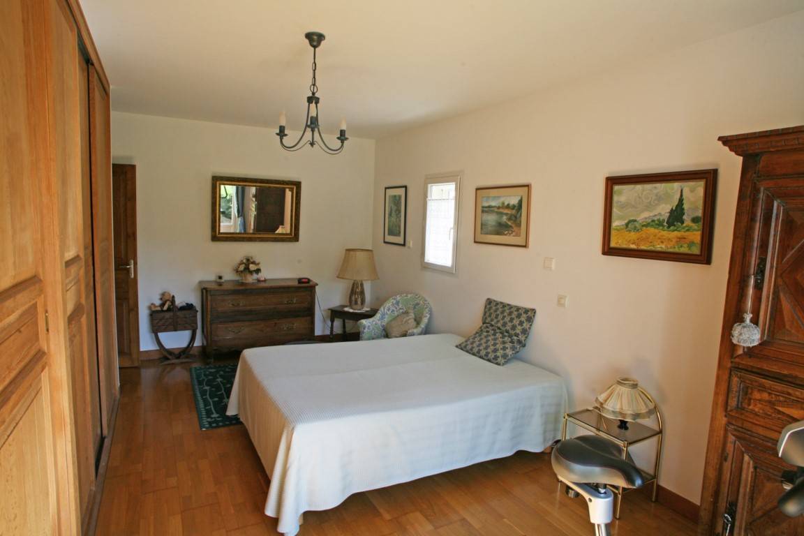 l'Isle-sur-la-Sorgue, grande maison au calme avec piscine et vue sur les Alpilles   