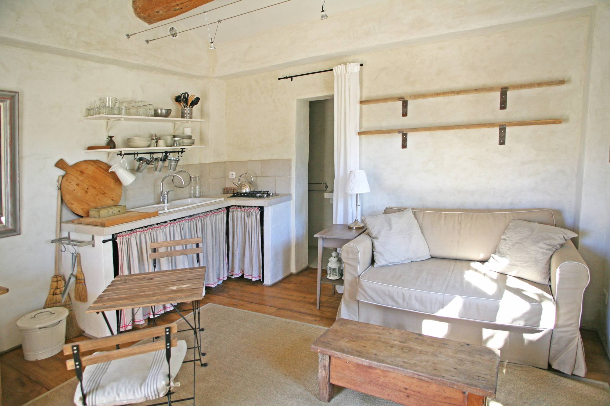 Dans le Luberon au milieu de nulle part, beau cabanon avec bories sur presque 3 hectares - BIEN VENDU -