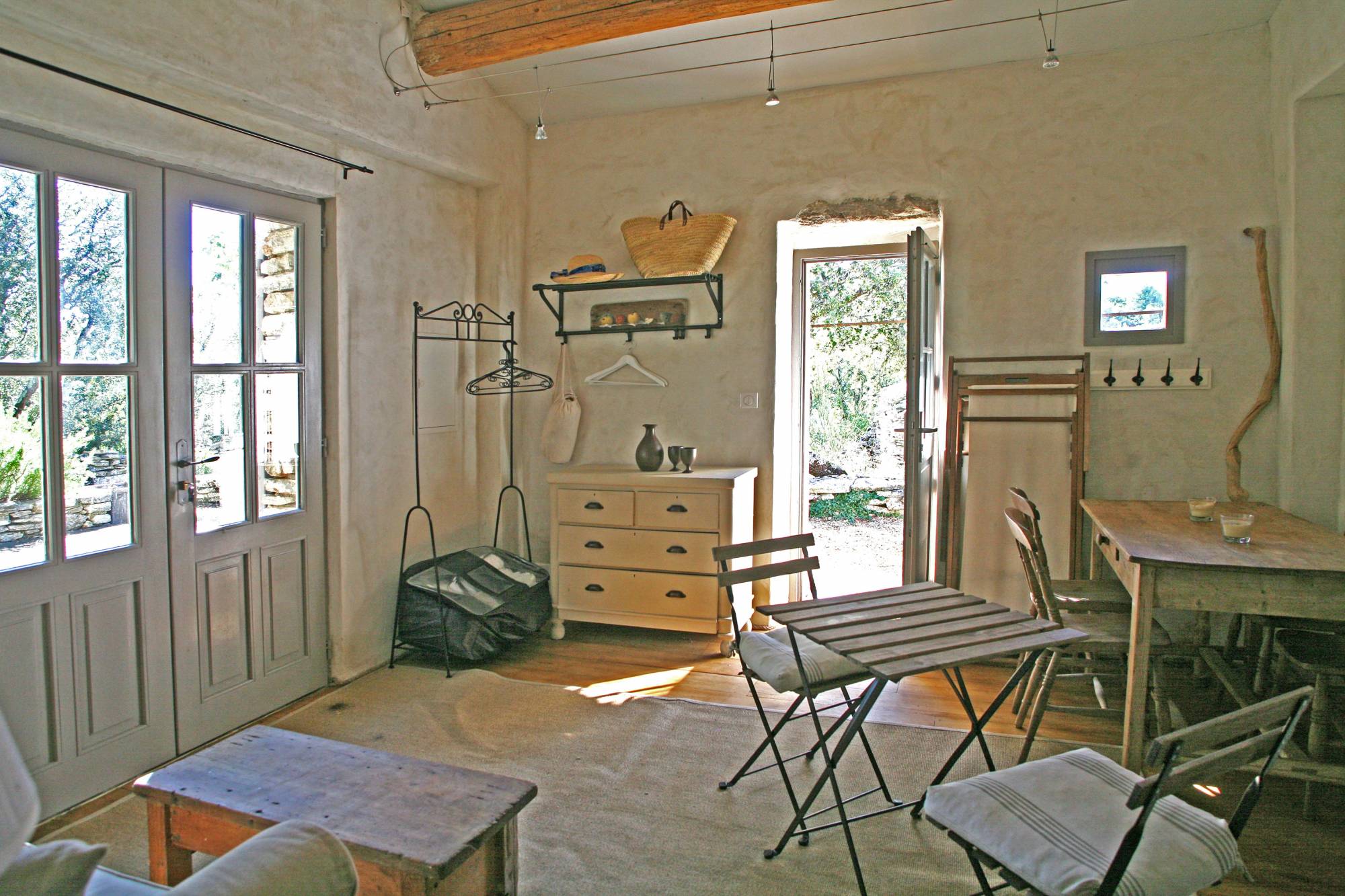 Dans le Luberon au milieu de nulle part, beau cabanon avec bories sur presque 3 hectares - BIEN VENDU -