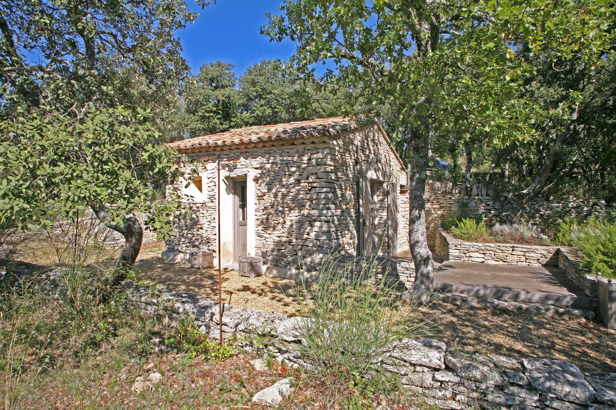 Beau cabanon avec bories sur presque 3 hectares à Bonnieux dans le Luberon