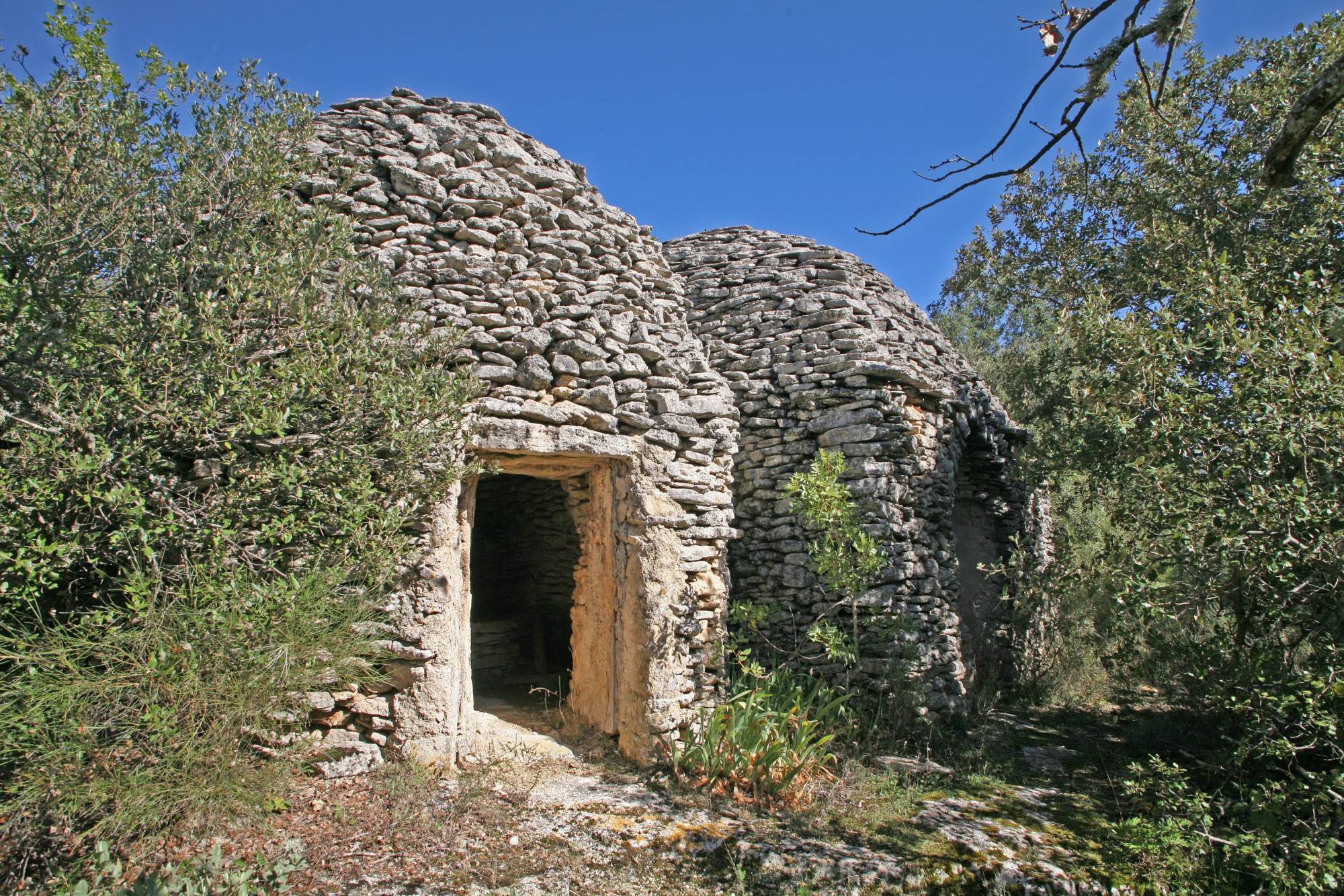 Dans le Luberon au milieu de nulle part, beau cabanon avec bories sur presque 3 hectares - BIEN VENDU -