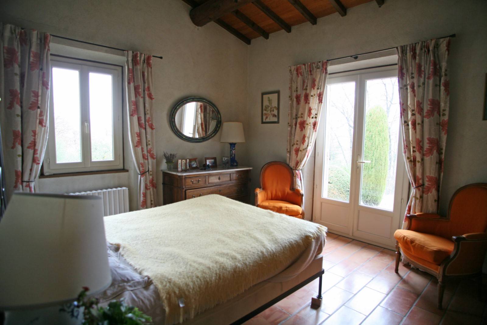 à Gordes, maison en pierre avec piscine et vues panoramiques     