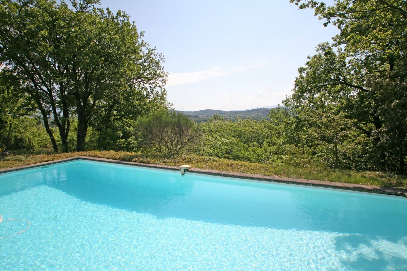 à Gordes, maison en pierre avec piscine et vues panoramiques     