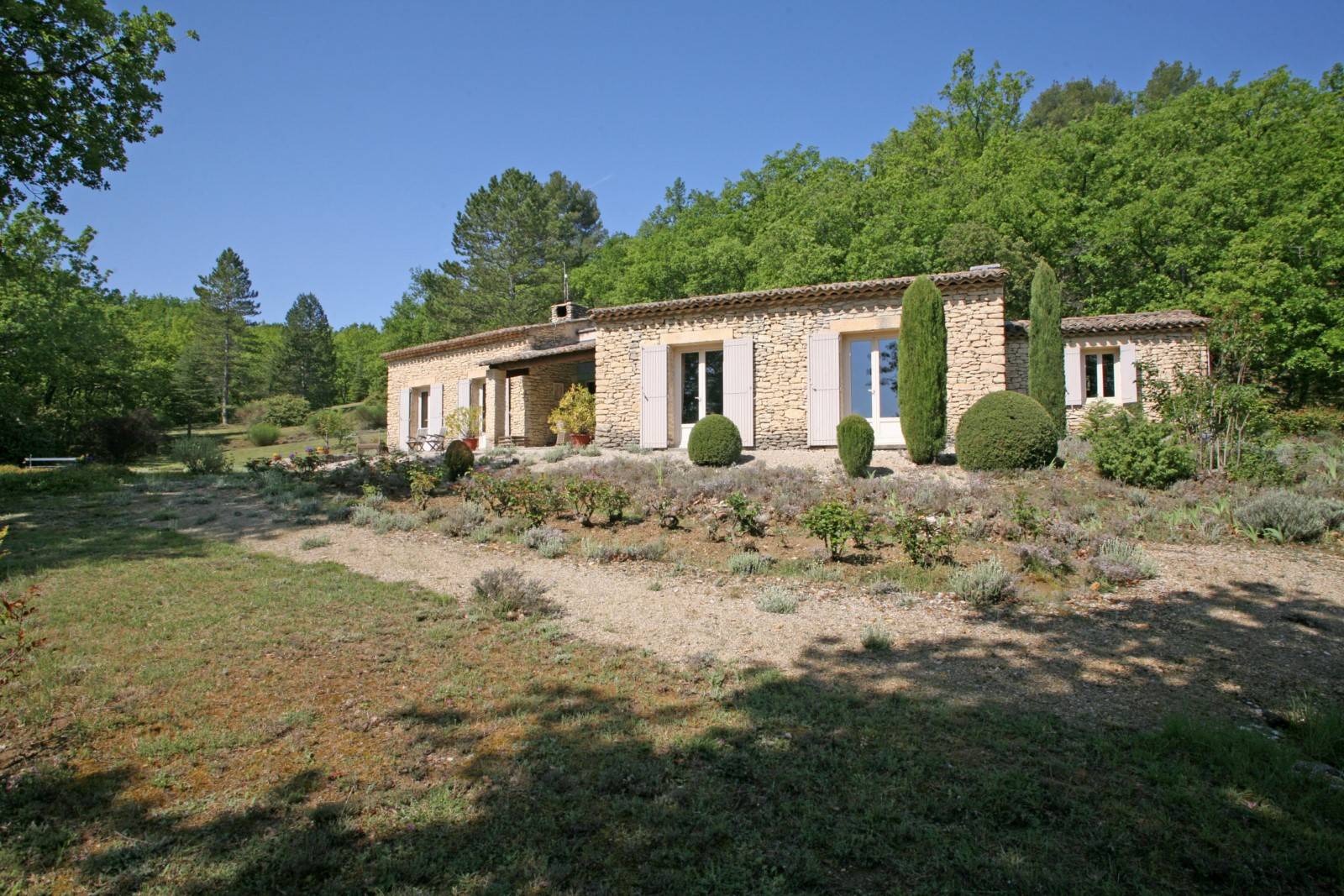 à Gordes, maison en pierre avec piscine et vues panoramiques     