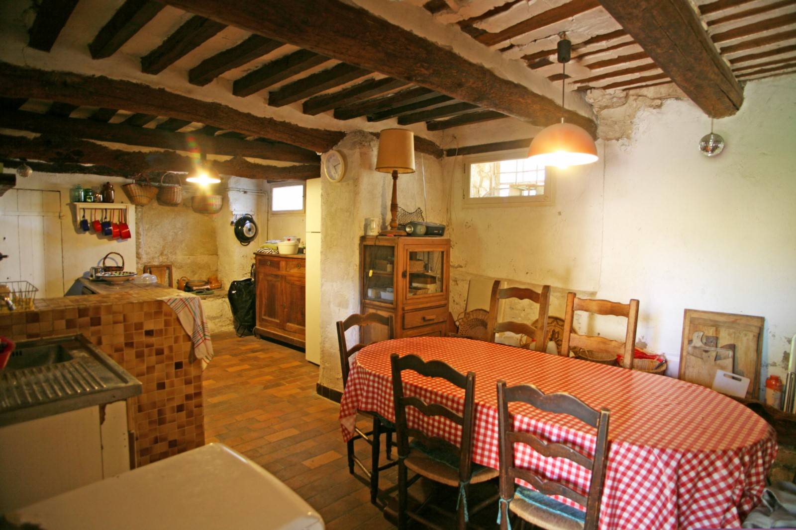 Salle à manger spacieuse et plafonds provençaux