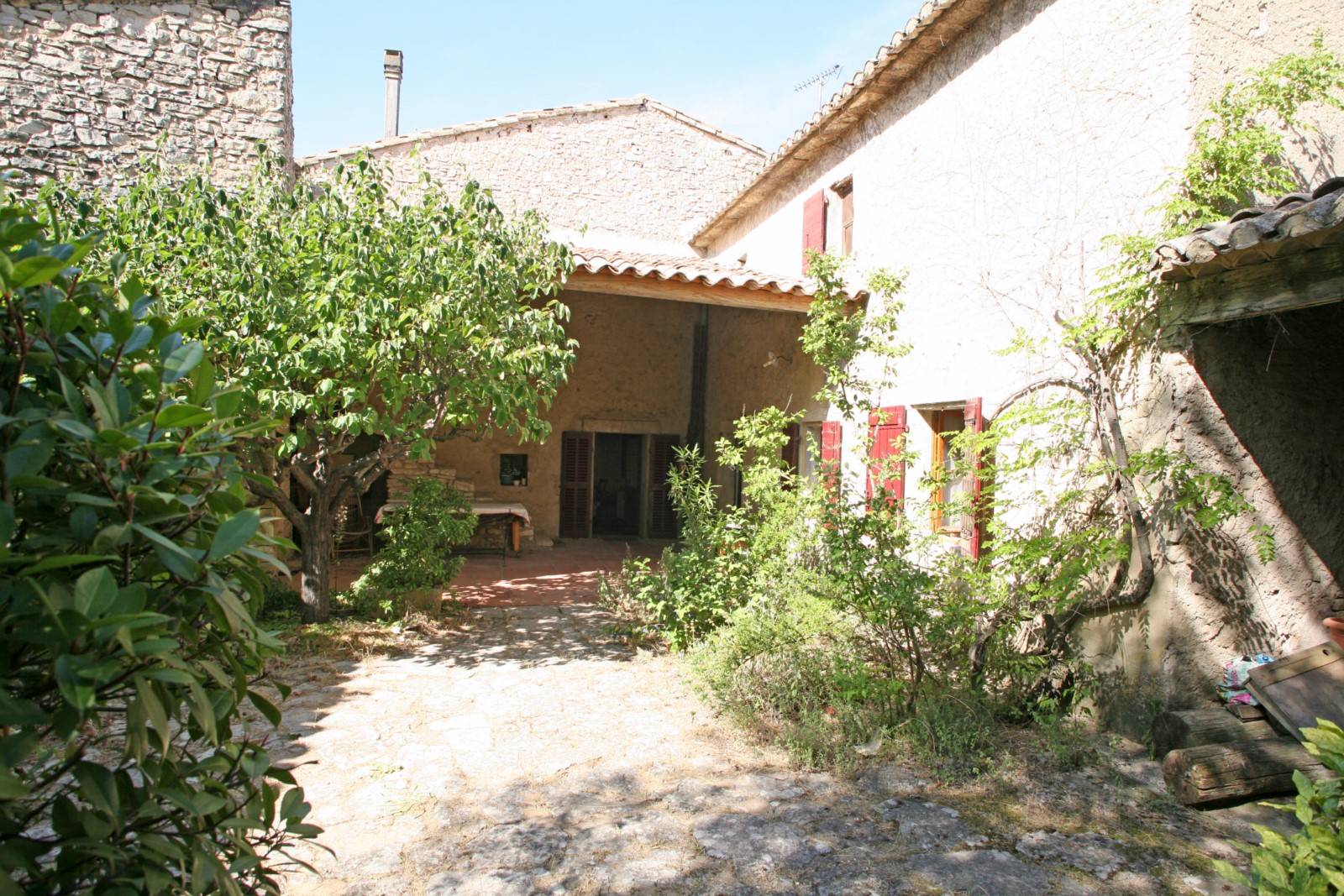 maison de hameau avec cour et petit jardin  à Gordes  
