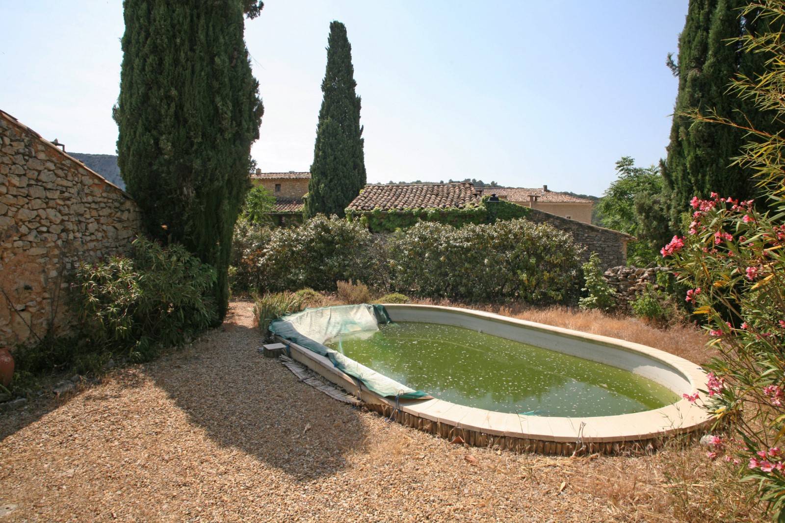 LIOUX, PROPRIETE COMPOSEE DE DEUX MAISONS SUR TERRAIN AVEC PISCINE   
