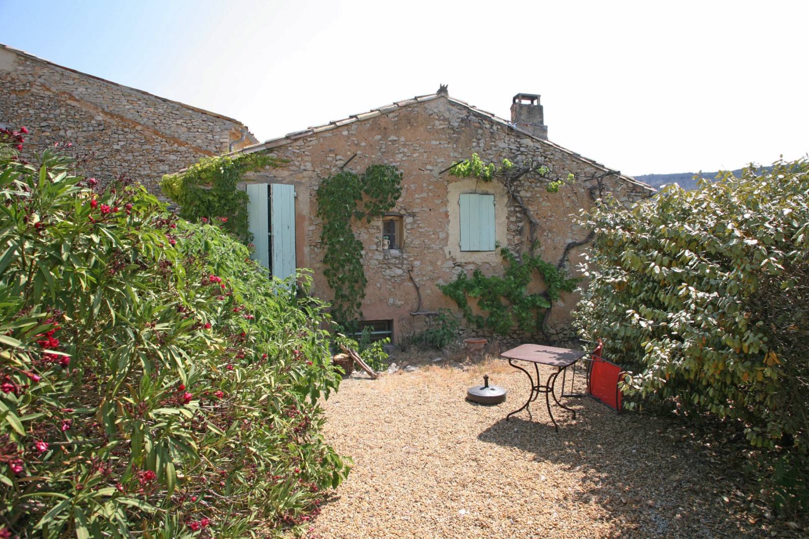 LIOUX, PROPRIETE COMPOSEE DE DEUX MAISONS SUR TERRAIN AVEC PISCINE   