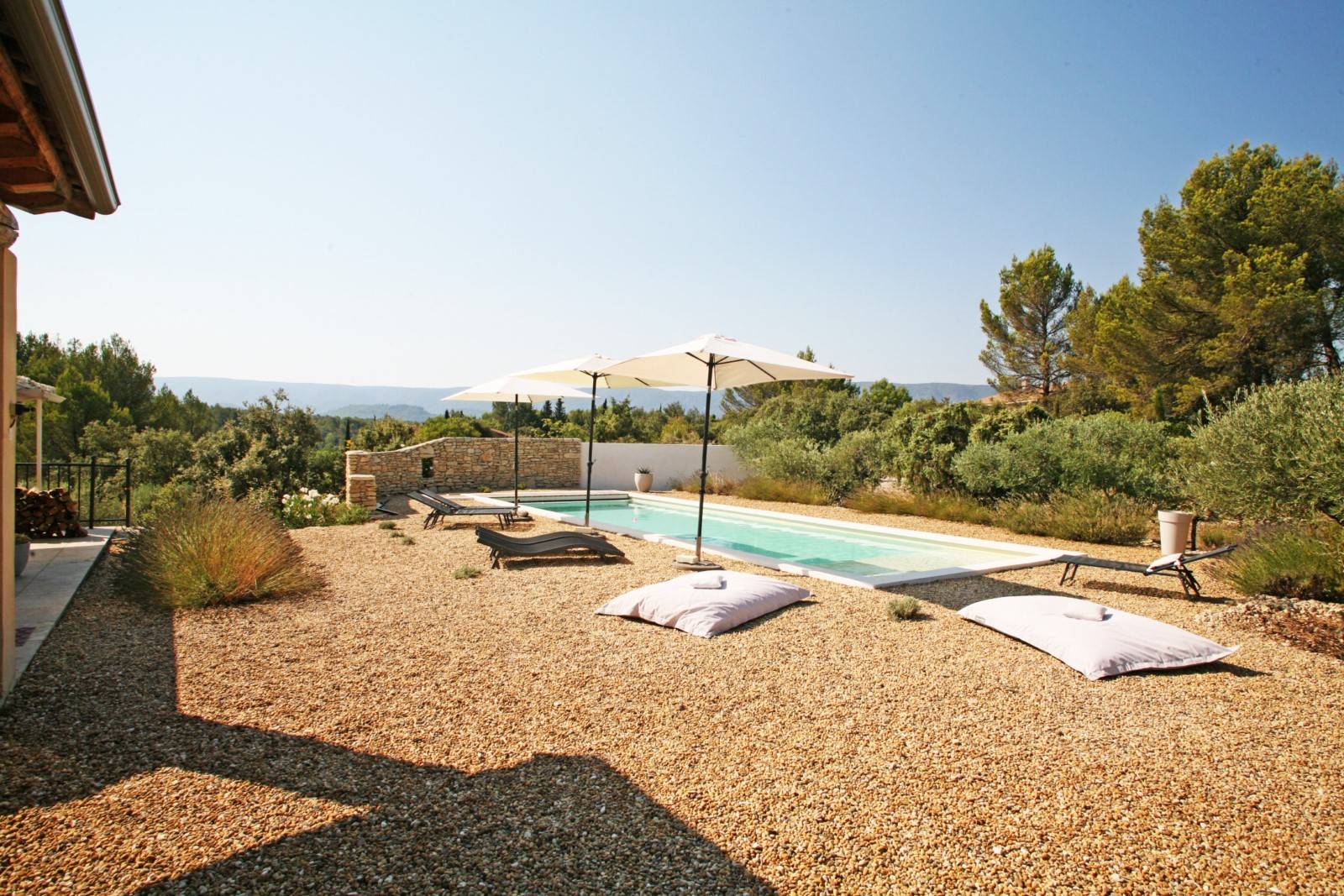 Piscine dans propriété de prestige en pierres de Gordes en vente