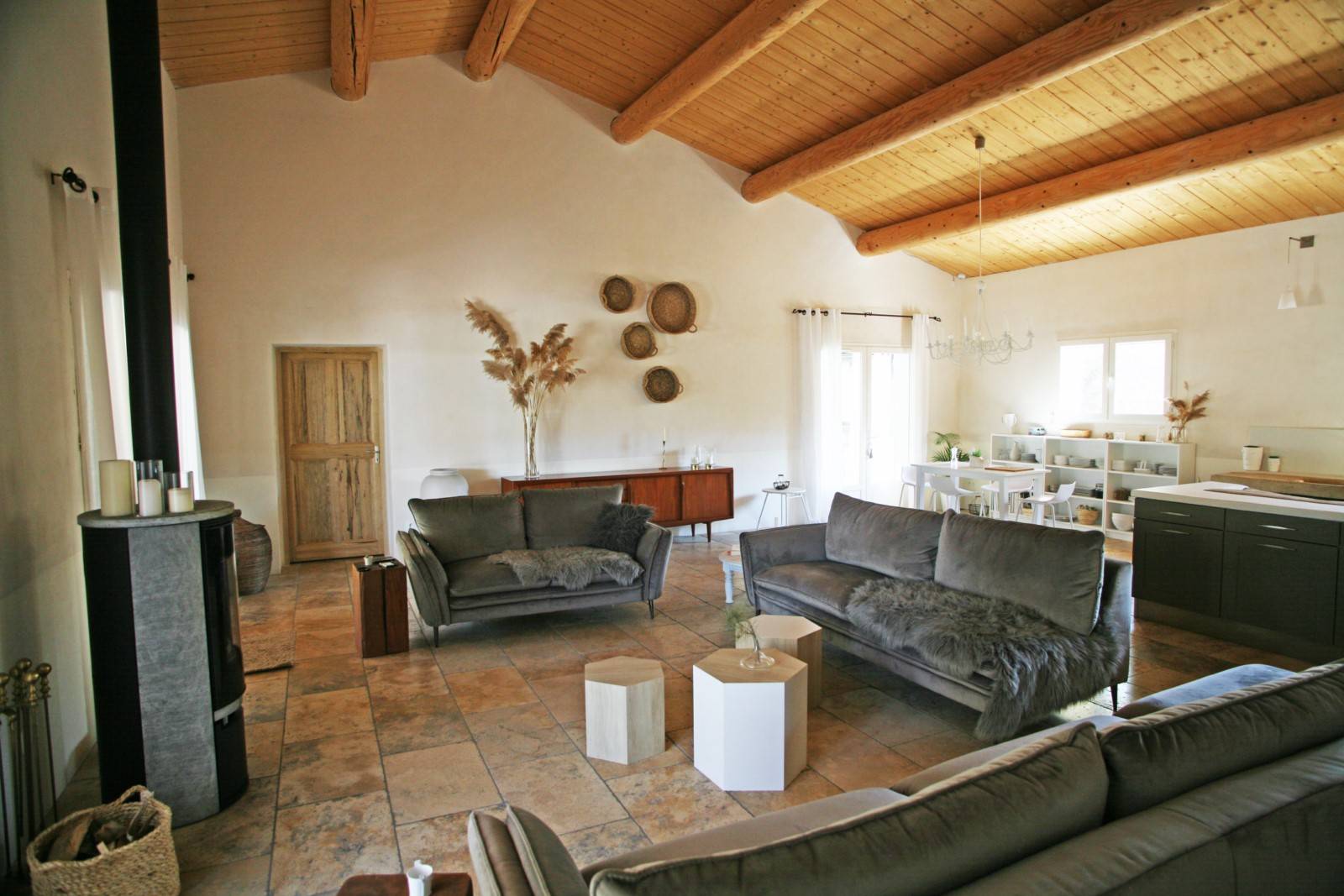 EXCLUSIVITE : Maison récente aux volumes généreux, piscine et vue sur le Luberon   