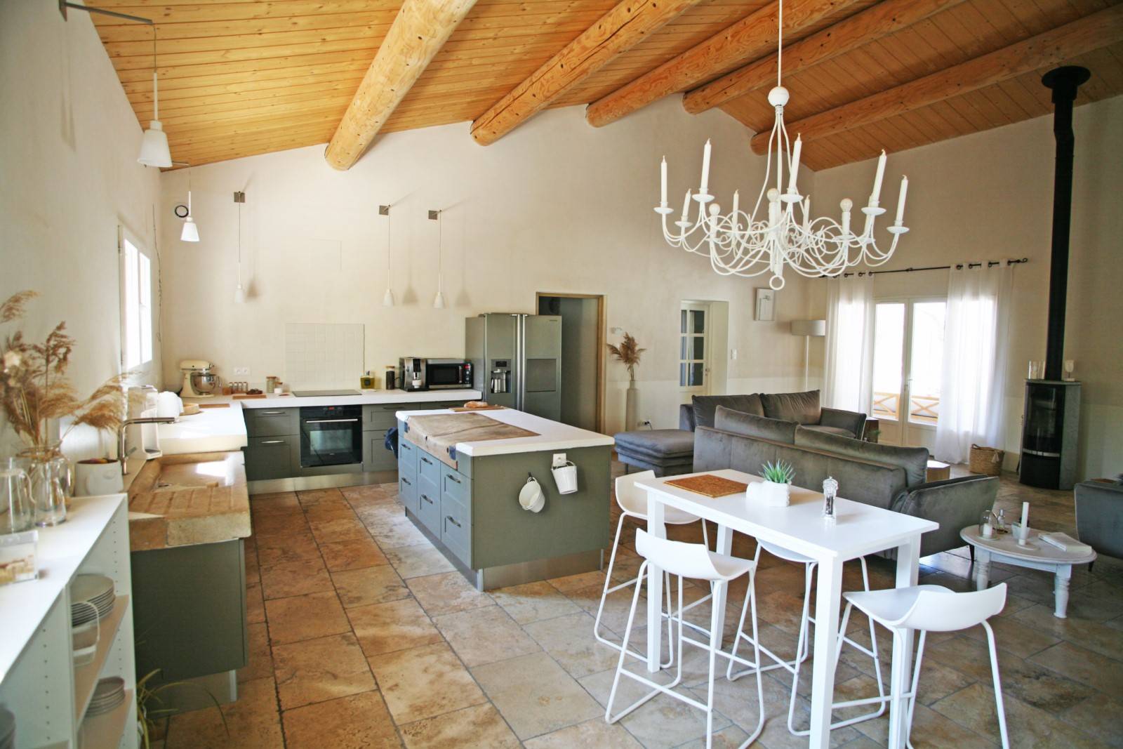 EXCLUSIVITE : Maison récente aux volumes généreux, piscine et vue sur le Luberon   