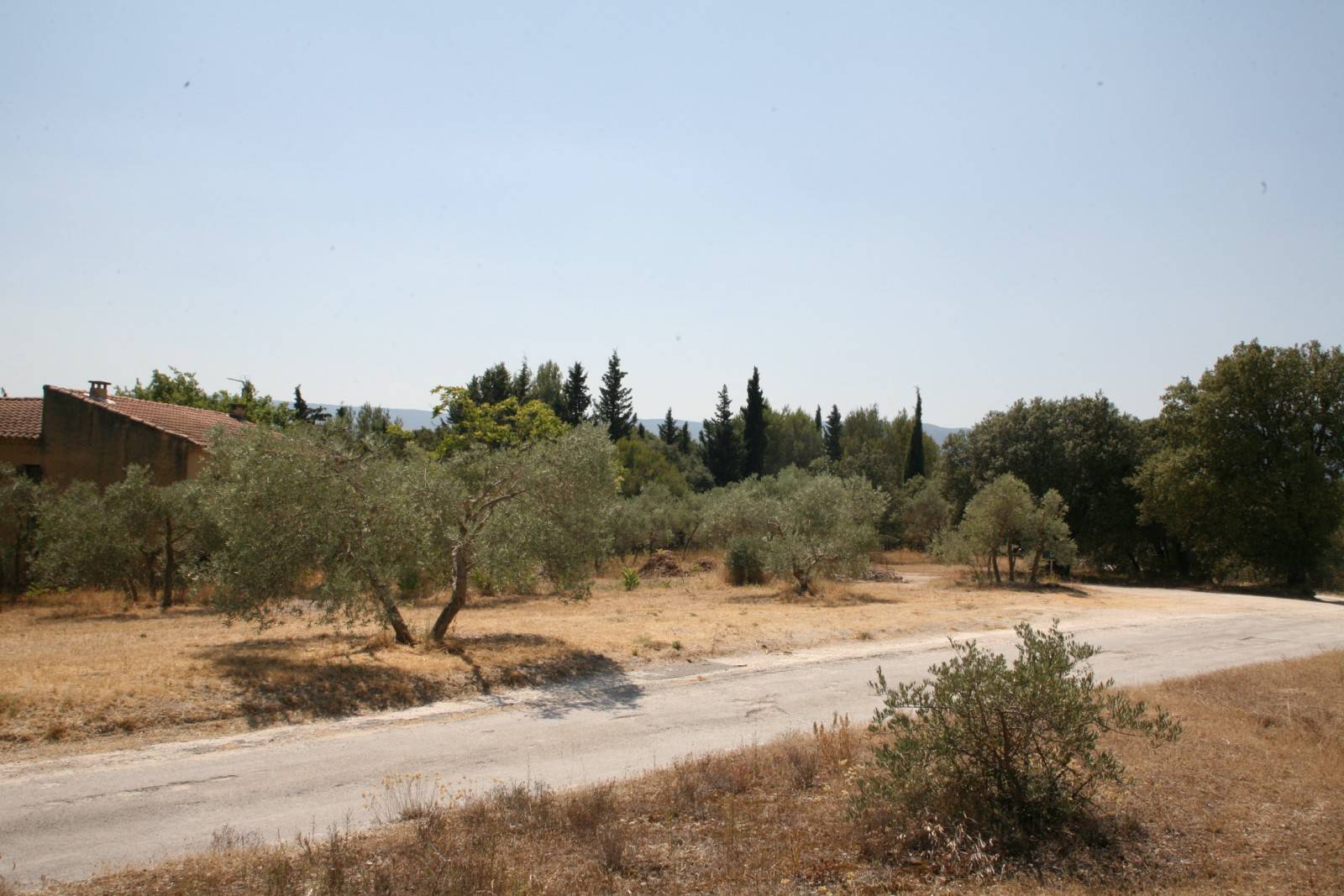 au coeur du Triangle d'or du Luberon, terrain constructible avec belle vue   