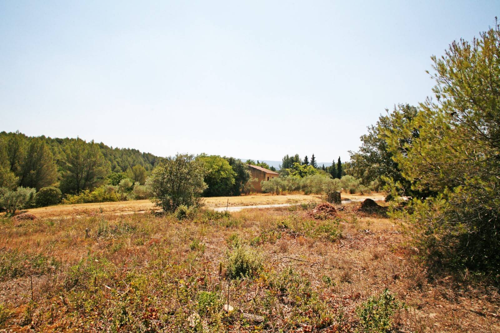 au coeur du Triangle d'or du Luberon, terrain constructible avec belle vue   
