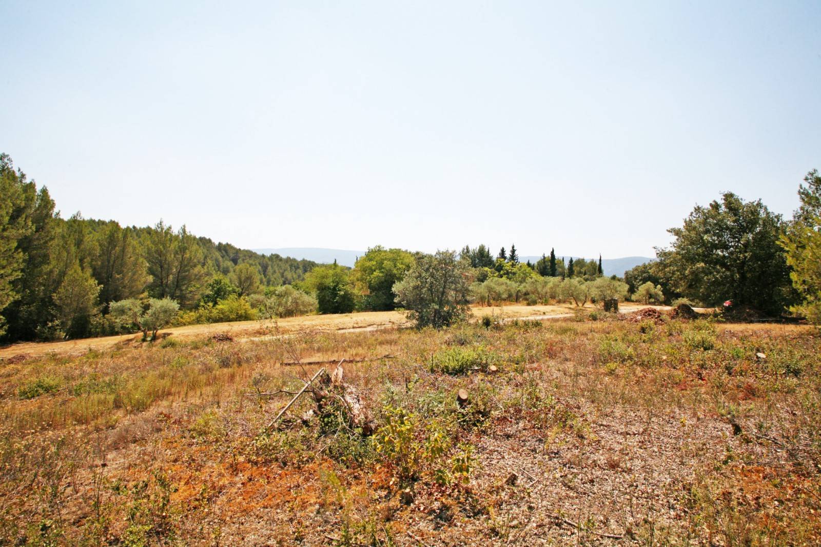 Terrain constructible d'une surface de 3245 m² avec belles vues idéalement placé entre les village de Gordes et Ménerbes.