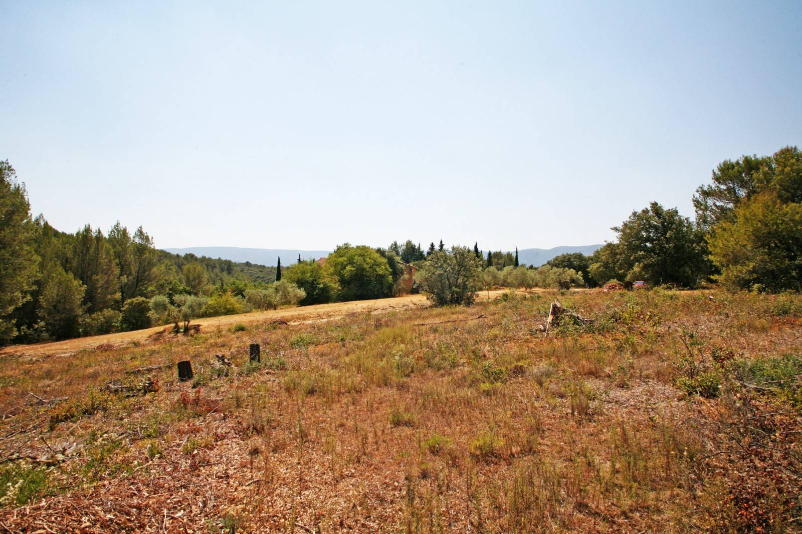 au coeur du Triangle d'or du Luberon, terrain constructible avec belle vue   