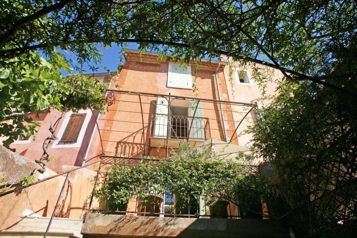 BELLE MAISON DE VILLAGE AVEC JARDINET ET TERRASSE OFFRANT DE BELLES VUES   